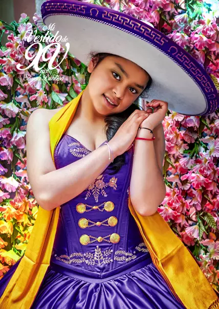 linda quinceañera con vestido mexicano