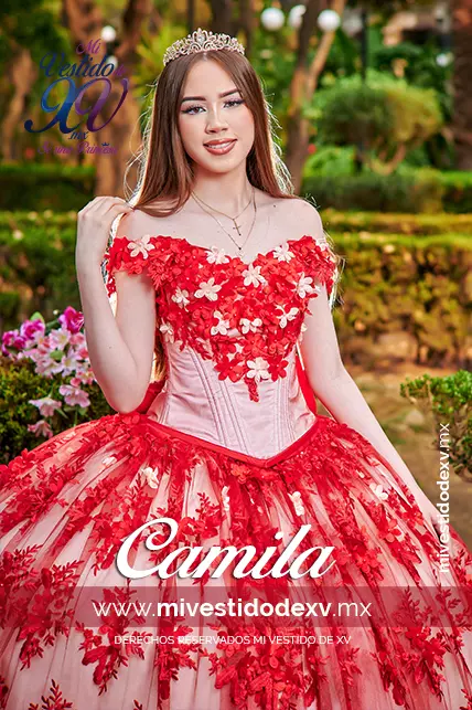 Modelo modelando un vestido de XV años en color rojo con flores MiVestidodeXV.MX