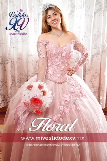 Joven quinceañera con vestido rosa con mangas completas y tela bordada con flores 3d realzadas