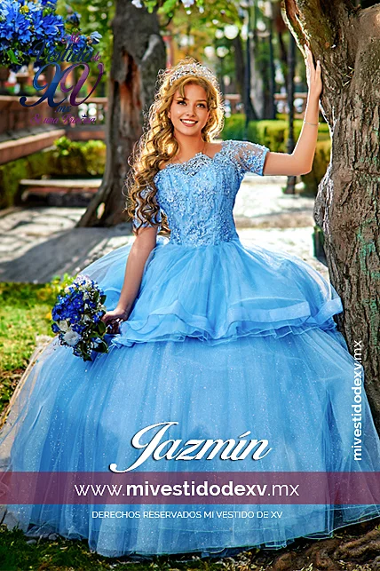 Linda quinceañea modelando vestidos de XV Años en azul cielo con mangas caidas y falda corta