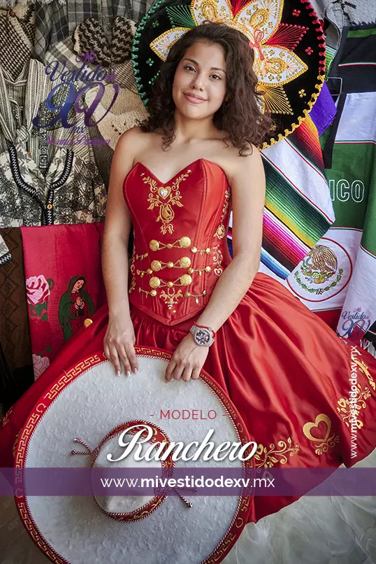 Linda mujer posando vestido de XV años color rojo con olanes típico mexicano