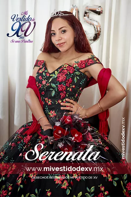 linda quinceañera con vestido de xv años mexicano con rosas y negro