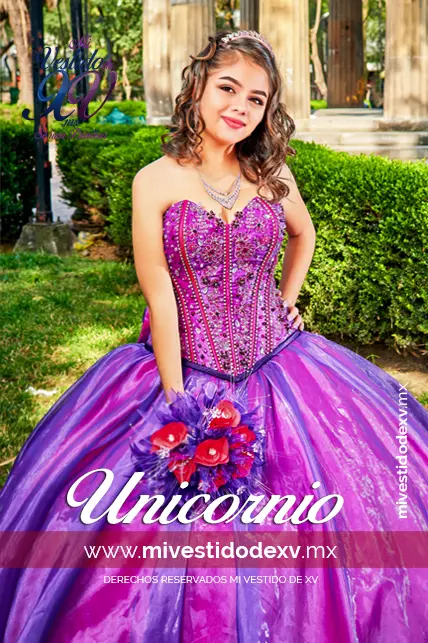 Joven modelo posando un vestido de 15 años con pedrería color lila y rojo unicornio